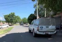 Hallan a hombre sin vida con vestimenta táctica en carretera de Apatzingán Presencia de autoridades policiales tras el hallazgo de un hombre sin vida con vestimenta táctica en Apatzingán.