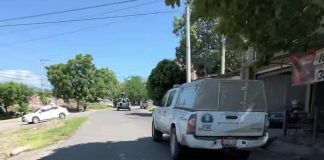 Hallan a hombre sin vida con vestimenta táctica en carretera de Apatzingán Presencia de autoridades policiales tras el hallazgo de un hombre sin vida con vestimenta táctica en Apatzingán.