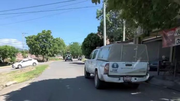 hallan-hombre-sin-vida-vestimenta-tactica-apatzingan-acahuato Presencia de autoridades policiales tras el hallazgo de un hombre sin vida con vestimenta táctica en Apatzingán.