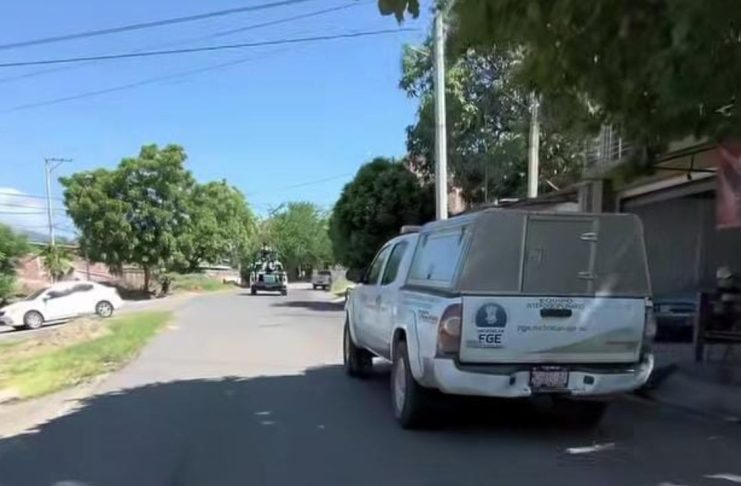 Hallan a hombre sin vida con vestimenta táctica en carretera de Apatzingán Presencia de autoridades policiales tras el hallazgo de un hombre sin vida con vestimenta táctica en Apatzingán.