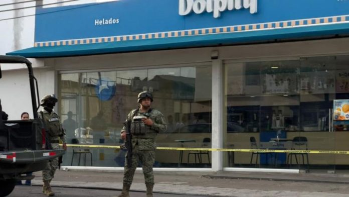 Fachada de la heladería ubicada en el bulevar Emiliano Zapata de Culiacán, Sinaloa, acordonada por autoridades tras registrarse un ataque.