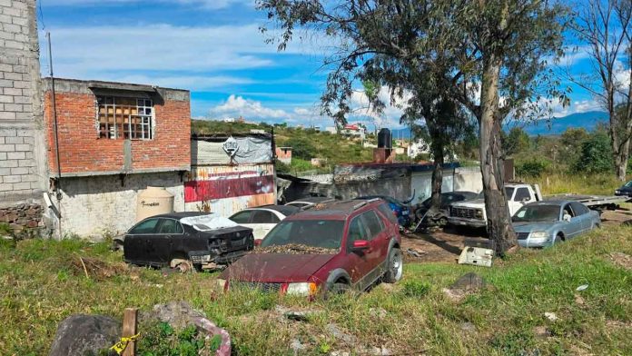 Escena del crimen en un taller mecánico de la carretera Morelia-Mil Cumbres tras el asesinato de un hombre.