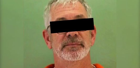 Hombre ata a su esposa a una silla para ver la NFL sin interrupciones Patrullas de la policía respondiendo a un insólito caso de violencia doméstica en Virginia, Estados Unidos.