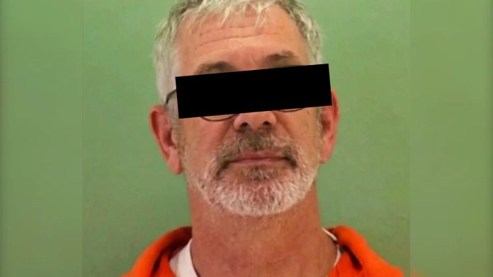 Patrullas de la policía respondiendo a un insólito caso de violencia doméstica en Virginia, Estados Unidos.