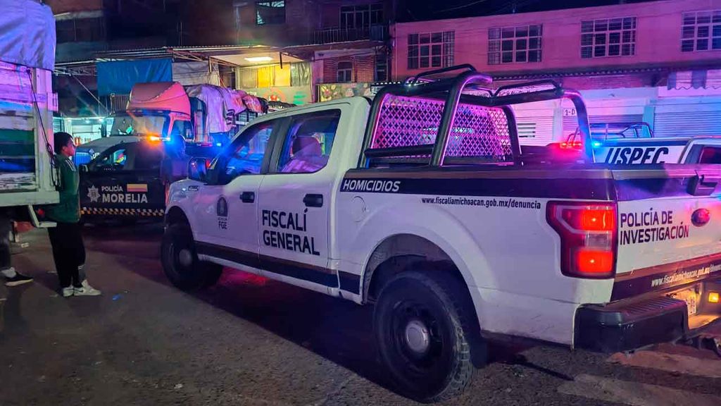 Patrullas municipales acordonan la calle Sandía tras el asesinato a balazos de un comerciante en la Central de Abastos de Morelia, Michoacán.