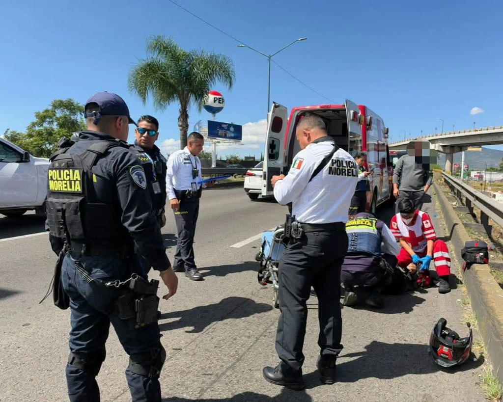 Paramédicos y policía morelia en puente  vehicular tras fuerteaccidente el Libramiento Norte 
