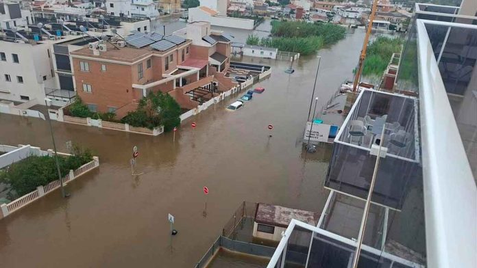 inundaciones-tormenta-adam-valencia-espana-alerta Severas inundaciones en las calles de Valencia, España, debido a las lluvias torrenciales provocadas por el impacto de la destructiva tormenta Adam.