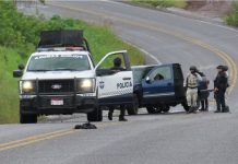 Jornada violenta en Jacona deja seis muertos, entre ellos dos policías municipales Patrulla de seguridad acordonando la zona tras ataque en Jacona