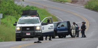 Jornada violenta en Jacona deja seis muertos, entre ellos dos policías municipales Patrulla de seguridad acordonando la zona tras ataque en Jacona