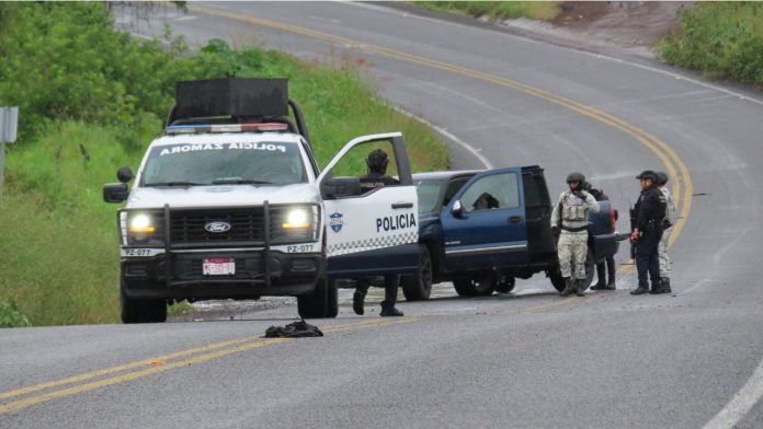 jornada-violenta-jacona-seis-muertos-policias-enfrentamiento Patrulla de seguridad acordonando la zona tras ataque en Jacona