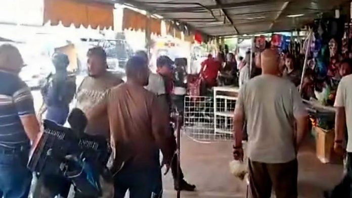 Operativo de seguridad en el Mercado Ignacio López Rayón de Apatzingán tras ataque armado.