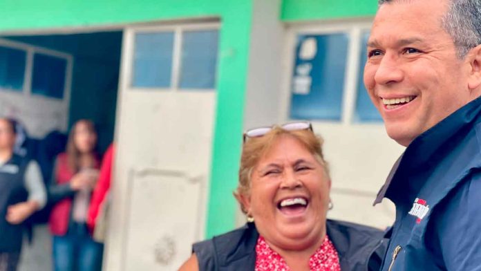 El diputado Juan Carlos Barragán realiza recorridos territoriales casa por casa con vecinos de las colonias de Morelia.