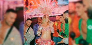 PETA Latino critica a Karol G por usar plumas reales en su vestuario La cantante colombiana Karol G luciendo un llamativo penacho de plumas rosas durante una de sus recientes presentaciones musicales.