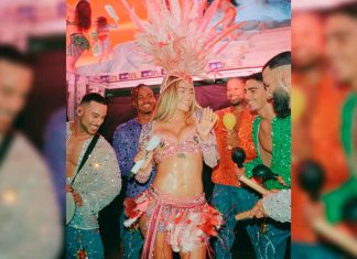 PETA Latino critica a Karol G por usar plumas reales en su vestuario La cantante colombiana Karol G luciendo un llamativo penacho de plumas rosas durante una de sus recientes presentaciones musicales.