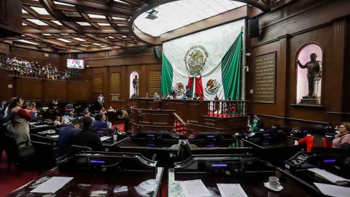 Integrantes de colectivos de familias buscadoras en Michoacán se manifiestan contra la falta de transparencia en la Ley de Búsqueda.