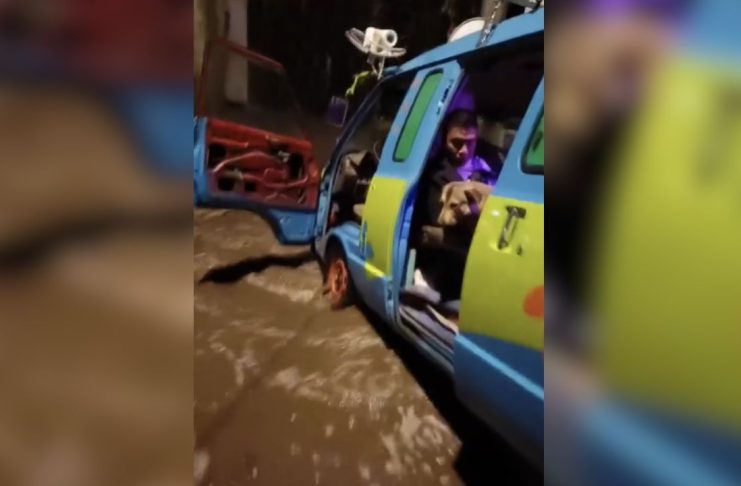 Lluvias en Puebla dejan varada a la Máquina del Misterio con todo y perrito a bordo