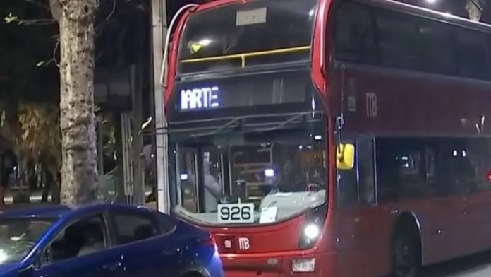metro (1) Unidad del Metrobús detenida en Paseo de la Reforma, CDMX, donde el conductor fue agredido a golpes por siete automovilistas.