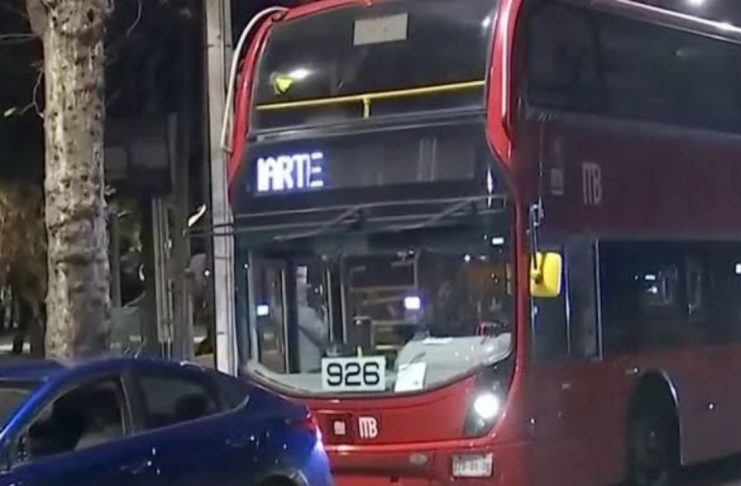 Automovilistas atacan a conductor de Metrobús en Polanco, CDMX Unidad del Metrobús detenida en Paseo de la Reforma, CDMX, donde el conductor fue agredido a golpes por siete automovilistas.