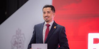 Sin ambiciones personales, Morena debe cerrar filas con Torres Piña: Moisés Navarro moisés Navarro Arellano, coordinador de alcaldes de Morena, hablando frente a un micrófono durante asamblea en Michoacán.