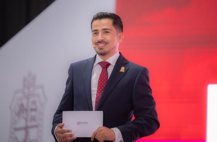 Sin ambiciones personales, Morena debe cerrar filas con Torres Piña: Moisés Navarro moisés Navarro Arellano, coordinador de alcaldes de Morena, hablando frente a un micrófono durante asamblea en Michoacán.