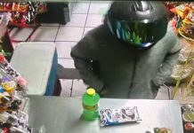 #VIDEO // Motociclista asalta tienda de abarrotes en Infonavit Justo Mendoza, en Morelia Cámara de seguridad capta a un motociclista armado asaltando una tienda de abarrotes en la colonia Infonavit Justo Mendoza de Morelia.