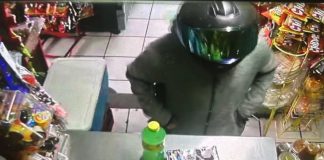 #VIDEO // Motociclista asalta tienda de abarrotes en Infonavit Justo Mendoza, en Morelia Cámara de seguridad capta a un motociclista armado asaltando una tienda de abarrotes en la colonia Infonavit Justo Mendoza de Morelia.