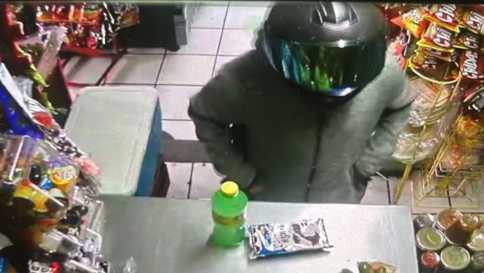 Cámara de seguridad capta a un motociclista armado asaltando una tienda de abarrotes en la colonia Infonavit Justo Mendoza de Morelia.