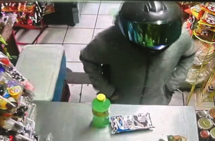 #VIDEO // Motociclista asalta tienda de abarrotes en Infonavit Justo Mendoza, en Morelia Cámara de seguridad capta a un motociclista armado asaltando una tienda de abarrotes en la colonia Infonavit Justo Mendoza de Morelia.
