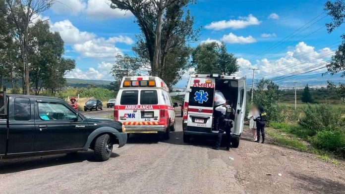 Movilización de servicios de emergencia en la carretera Morelia-Quiroga tras el accidente de un motociclista.