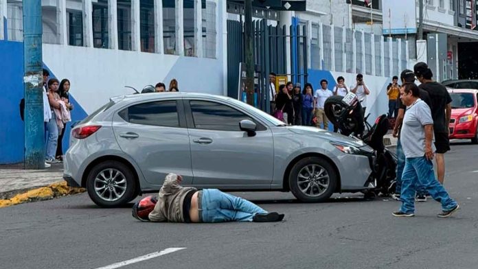 Accidente vial entre una motocicleta y un auto sobre la calzada La Fuente, en la ciudad de Uruapan.