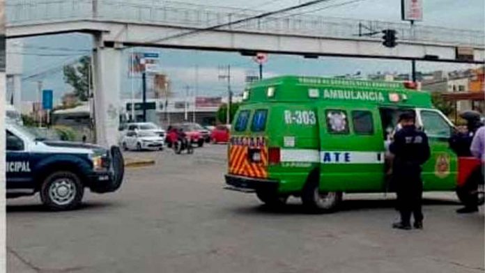 Sitio del accidente entre una motocicleta y una camioneta en el bulevar Lázaro Cárdenas de La Piedad, Michoacán.