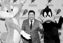 Muere Eric Bauza, la icónica voz de Bugs Bunny y el Pato Lucas