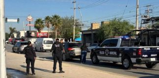 Muere repentinamente mujer mientras preparaba gorditas en su negocio de Torreón Autoridades acordonan una camioneta en Torreón donde falleció una mujer que se desvaneció mientras preparaba gorditas.