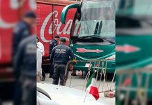 Mujer muere atropellada tras atorarse su mochila en un autobús en Temoaya