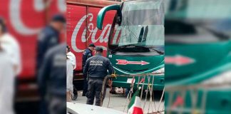 Mujer muere atropellada tras atorarse su mochila en un autobús en Temoaya