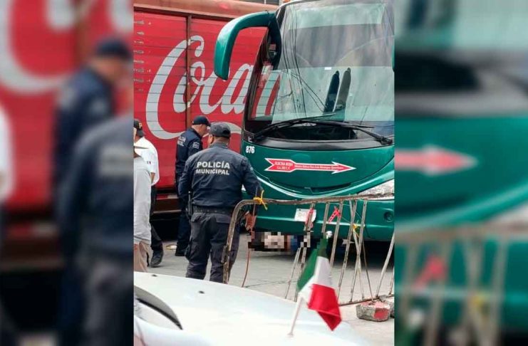 Mujer muere atropellada tras atorarse su mochila en un autobús en Temoaya