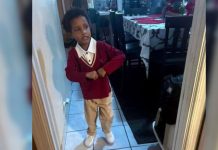 Niño de 5 años muere aplastado por una pantalla de video en escuela de Florida Paramédicos y policías resguardando el salón de clases de una escuela en Florida tras la caída de una pantalla gigante.