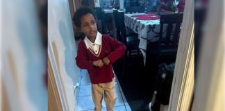 Niño de 5 años muere aplastado por una pantalla de video en escuela de Florida Paramédicos y policías resguardando el salón de clases de una escuela en Florida tras la caída de una pantalla gigante.