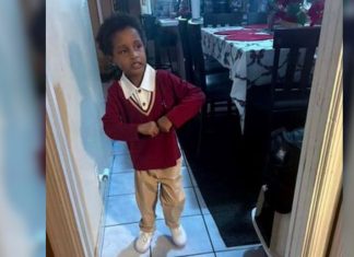 Niño de 5 años muere aplastado por una pantalla de video en escuela de Florida Paramédicos y policías resguardando el salón de clases de una escuela en Florida tras la caída de una pantalla gigante.