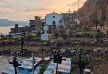 Janitzio está listo para recibir a turistas en Noche de Muertos Vista panorámica de la isla de Janitzio, Michoacán, lista para la celebración tradicional de Noche de Muertos.