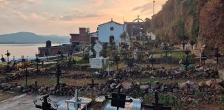 Janitzio está listo para recibir a turistas en Noche de Muertos Vista panorámica de la isla de Janitzio, Michoacán, lista para la celebración tradicional de Noche de Muertos.