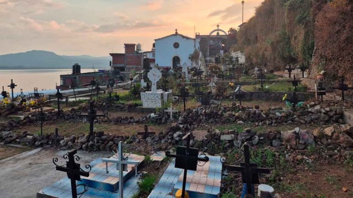 Vista panorámica de la isla de Janitzio, Michoacán, lista para la celebración tradicional de Noche de Muertos.