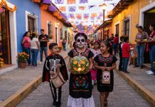 ¿Qué significa pedir calaverita y cuál es su origen en México? Niños pidiendo calaverita con disfraces y dulces durante las tradiciones del Día de Muertos en México.