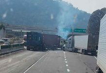 #VIDEO // Paro en el sector aguacatero genera bloqueos y “filtros” vehiculares por parte de algunos productores Productores de aguacate manteniendo un bloqueo y filtro vehicular en una carretera de Michoacán.