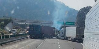 #VIDEO // Paro en el sector aguacatero genera bloqueos y “filtros” vehiculares por parte de algunos productores Productores de aguacate manteniendo un bloqueo y filtro vehicular en una carretera de Michoacán.