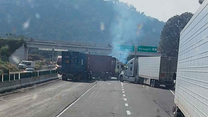 paro-aguacatero-bloqueos-filtros-vehiculares-michoacan Productores de aguacate manteniendo un bloqueo y filtro vehicular en una carretera de Michoacán.