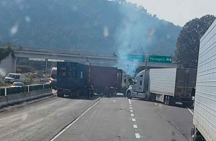 #VIDEO // Paro en el sector aguacatero genera bloqueos y “filtros” vehiculares por parte de algunos productores Productores de aguacate manteniendo un bloqueo y filtro vehicular en una carretera de Michoacán.