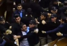 #VIDEO // Pelea entre diputados en Armenia termina a golpes en el Parlamento Diputados oficialistas y opositores envueltos en una pelea física dentro del recinto del Parlamento de Armenia.