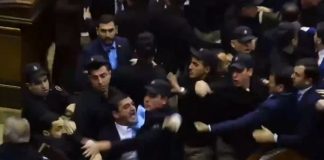 #VIDEO // Pelea entre diputados en Armenia termina a golpes en el Parlamento Diputados oficialistas y opositores envueltos en una pelea física dentro del recinto del Parlamento de Armenia.