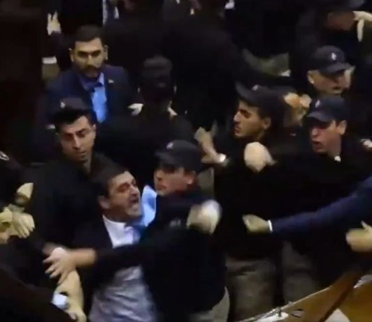 #VIDEO // Pelea entre diputados en Armenia termina a golpes en el Parlamento Diputados oficialistas y opositores envueltos en una pelea física dentro del recinto del Parlamento de Armenia.